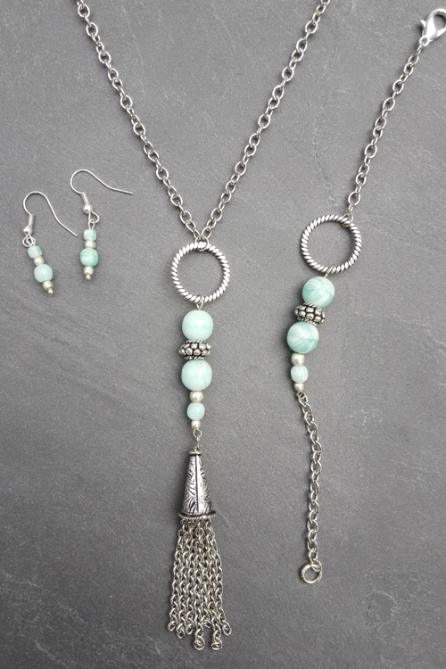 C0038 - Collier présenté avec bracelet et boucles d'oreilles assorties