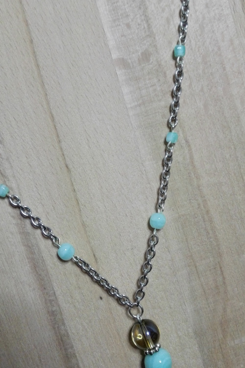 C0040 - Chaîne agrémentée de petites perles marbrées