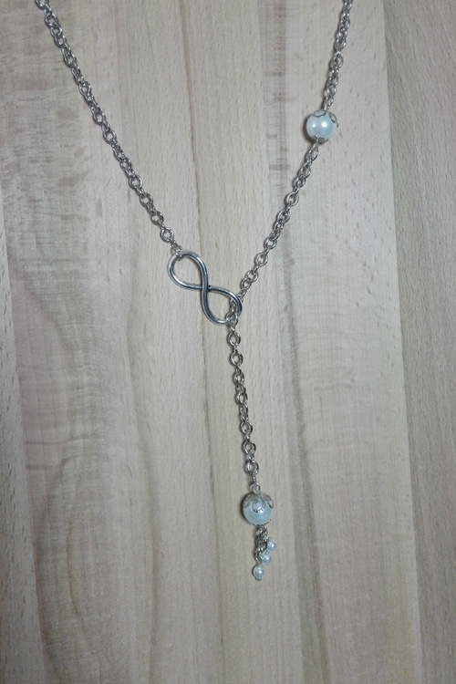 C0052 - Chaîne signe infini avec pendentif perles Renaissance blanches