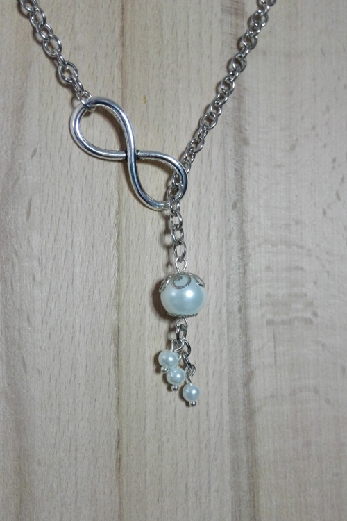C0052 - Détails signe infini et pendentif perles Renaissance blanches