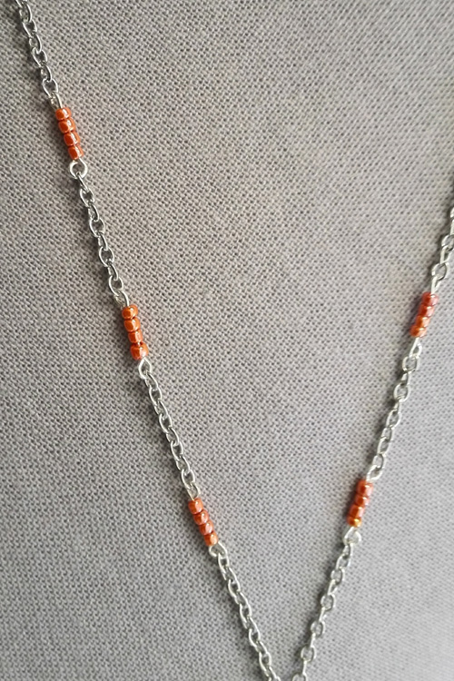 C0057 - Chaîne agrémentée de petites perles de rocailles