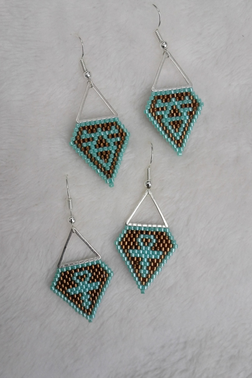 Boucles d'oreilles tissées à l'aiguille