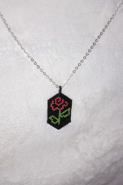 M0022 - pendentif rose tissé