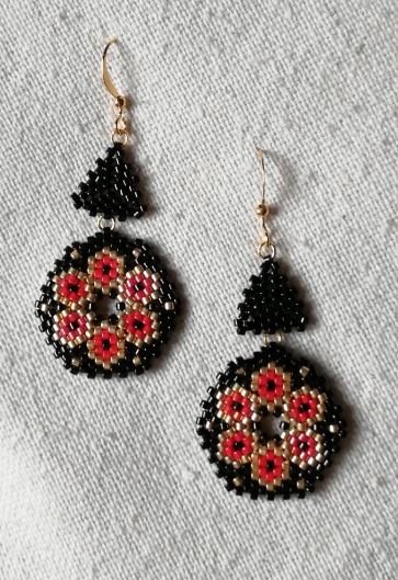 M0092 Noir et fleurs rouges