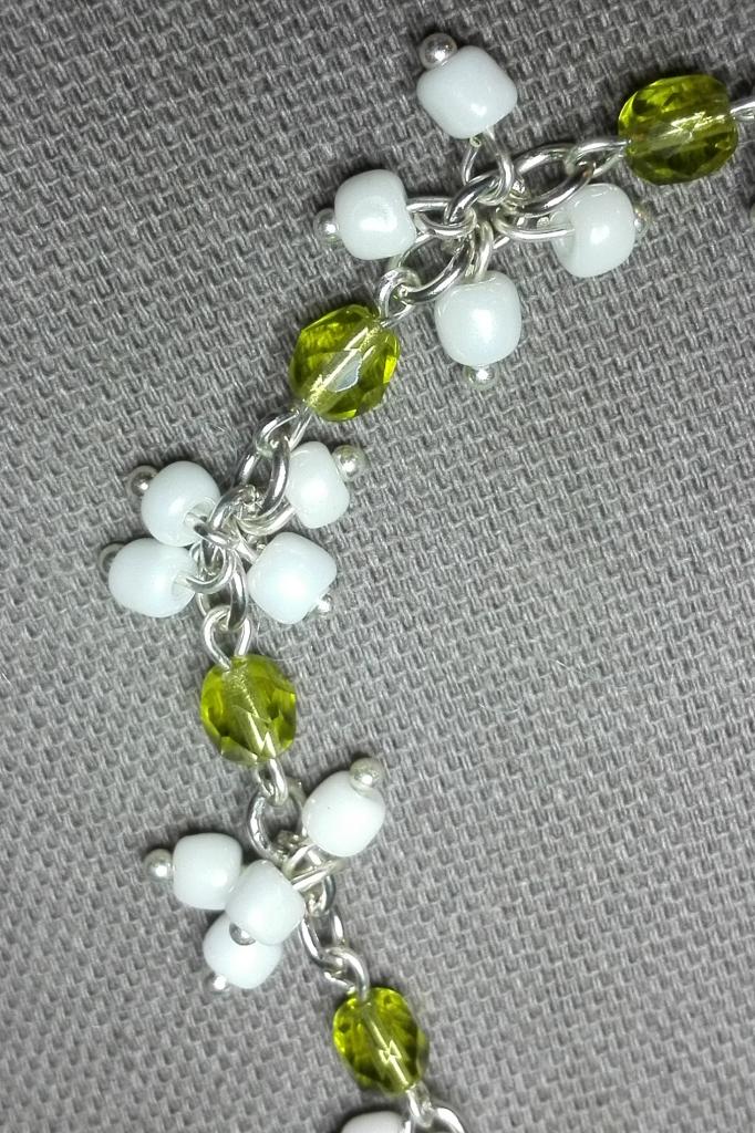 T0013 - Détails - Cristal de Swarovski vert et Rocailles blanches