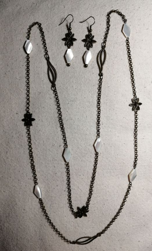 Z0019 - Ensemble sautoir et boucles d'oreilles